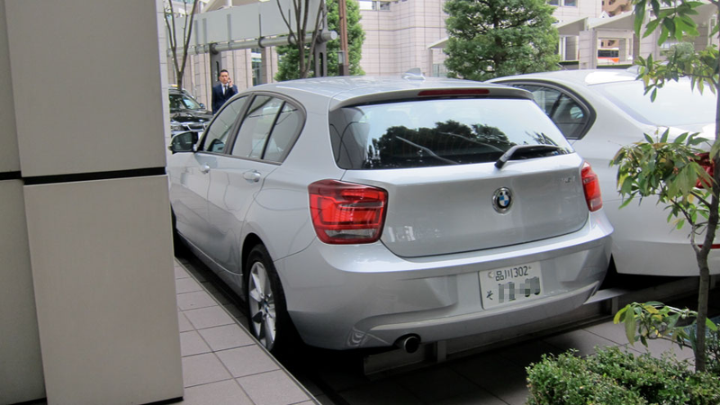 Illustration for article titled Take A Walk Through Tokyo's Dense Car Culture